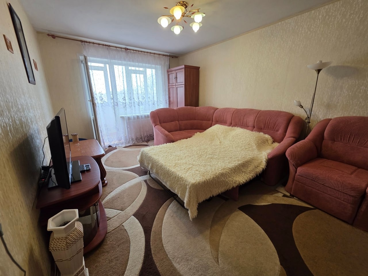 🏬2-комнатная 52м2 6/9ти с А/О кв. Якира, Жовтневый р-н г. Луганск Продам 2-х комн. кв. на 6эт/9ти этажного дома кв. Якира, г. Луганск. - Общая - 52м2, комнаты - раздельные, кухня - 7м2. - Квартира в жилом состоянии. - С/у раздельный. - Окна м/п. - Автономное отопление. - Удобное месторасположение. - Остановка...