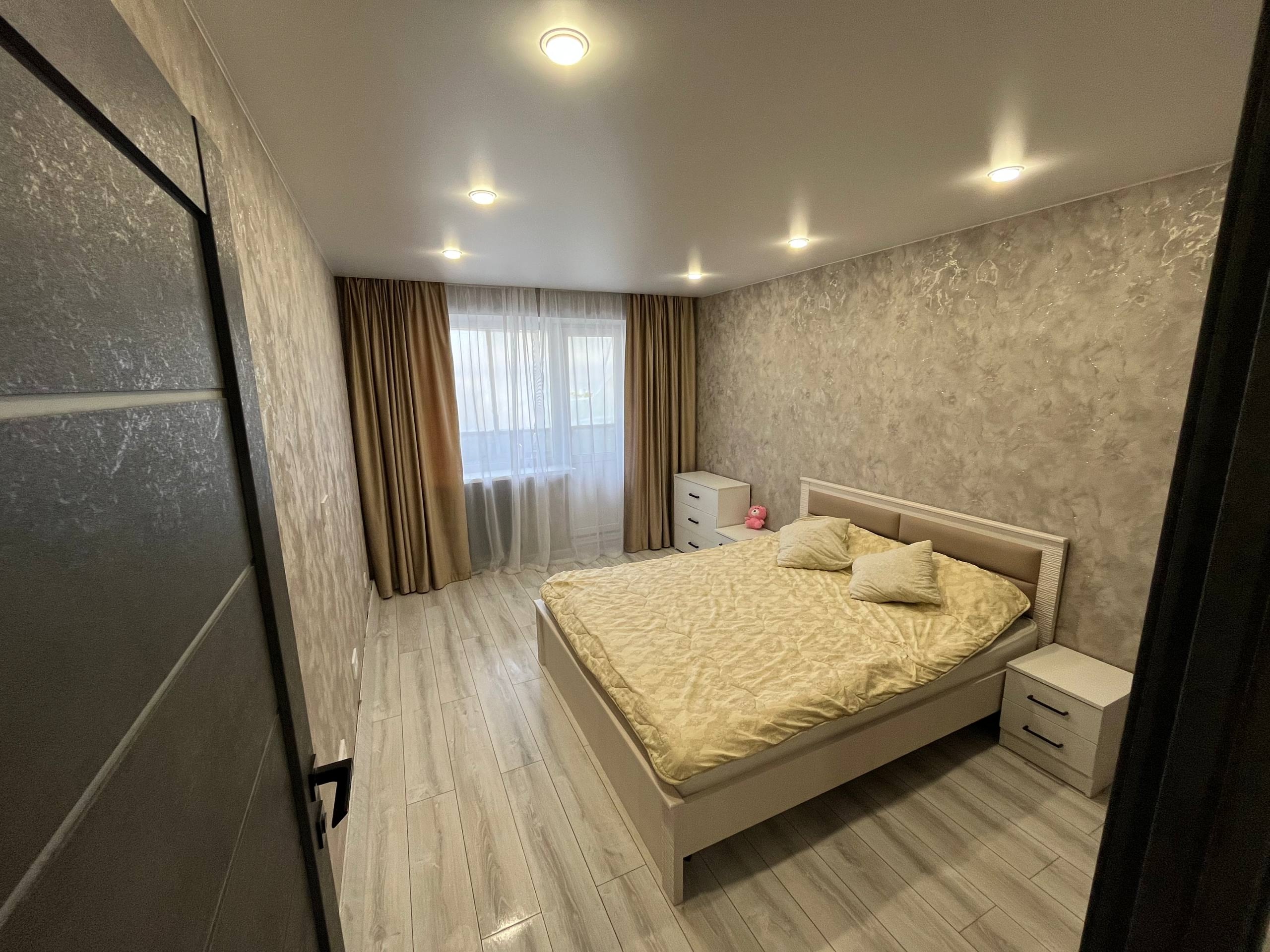 Продам 2-х комнатную квартиру, кв. Дружбы, г.Луганск. этаж 5/5 , крыша отремонтирована, общая площадь 48м2. С новым капитальным ремонтом(электрика, отопление, сантехника - все новое) В квартире новая мебель, встроенная кухня, холодильник, кондиционер, стиральная машина. Хорошее расположение - Рядом супермарке...