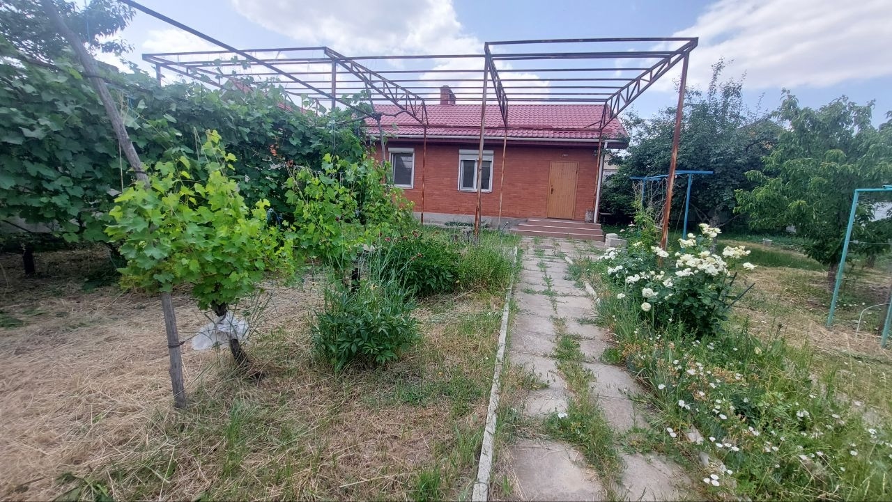 Продам большой дом г. Луганск, Артёмовский р-н, переулок Украинский. Общая площадь участка 19 соток, жилого дома 195м² . На участке 3 строения: жилой дом, гостевой дом (с баней), капитальный гараж на 2 авто с подвальным помещением. В доме двойная фундаментная подушка с двойной обвязкой, большое подвальное пом...