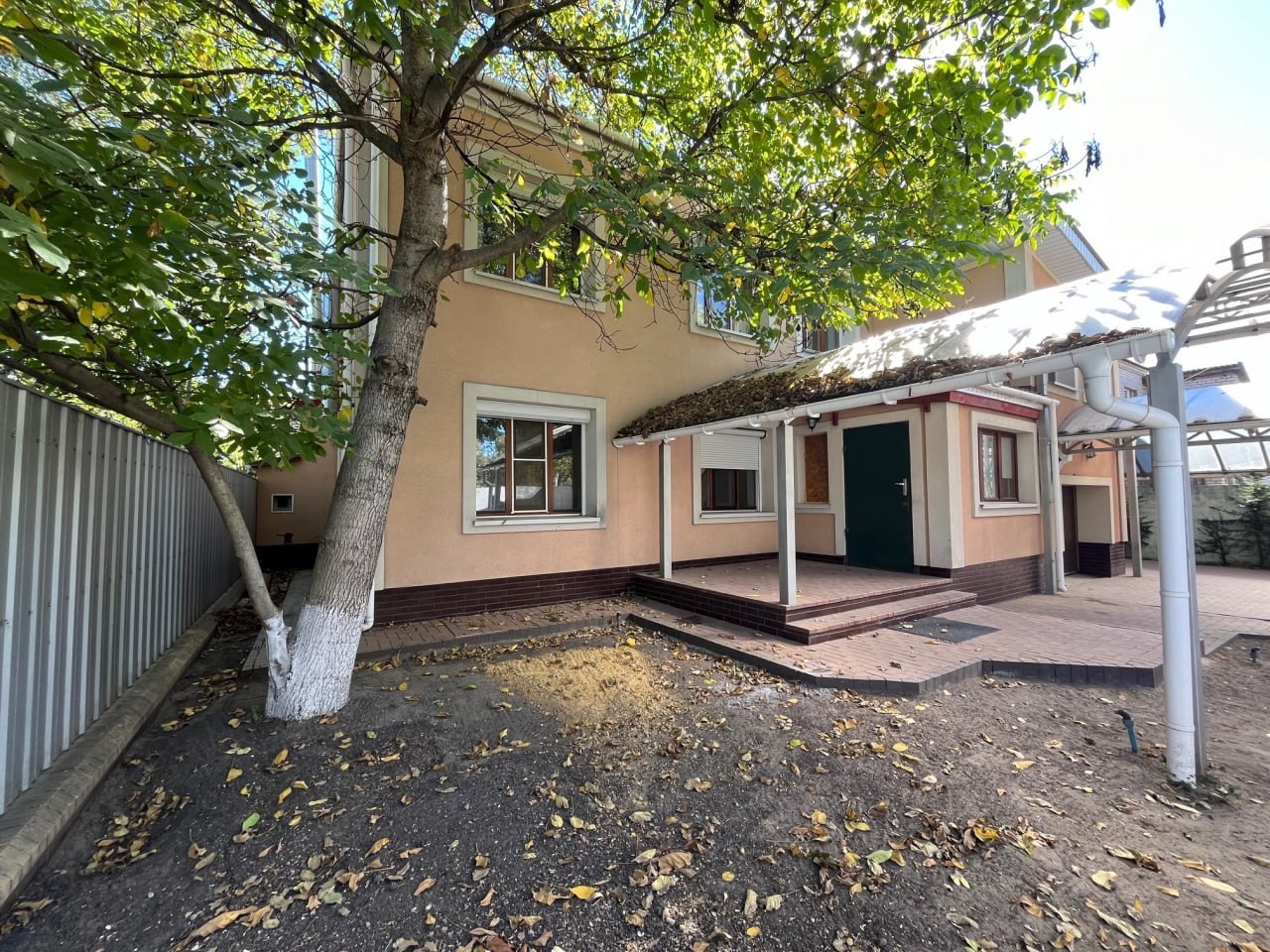 Продам 2-х этажный дом в Станице Луганской (р-н «Катрин») площадью 230 кв.м., в доме м/п окна, два с/у, 5 кондиционеров, 6 изолированных комнат, натуральный паркет, пластиковая разводка, утеплен снаружи. Земельный участок 12 соток (приват), на территории участка расположены: беседка на 60 м.кв, навес для 3-х ...