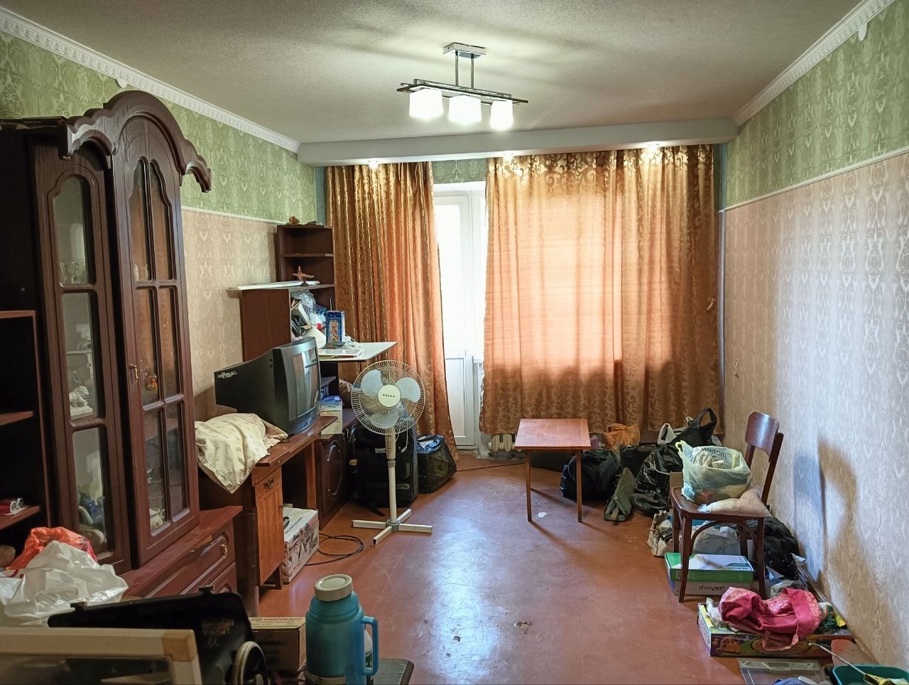 Алчевске 🏡 Продаётся уютная 2-комнатная квартира в 📍 Пос. Административный, 3/5 этаж 🔹 Характеристики: - Общая площадь: 45 м² - Кухня: 5 м² - Не угловая → тепло зимой ❄ - Проходная комната – можно зонировать пространство - Металлическая дверь + окна и трубы МП – надёжно! - Центральное отопление - Счетчики - Р...