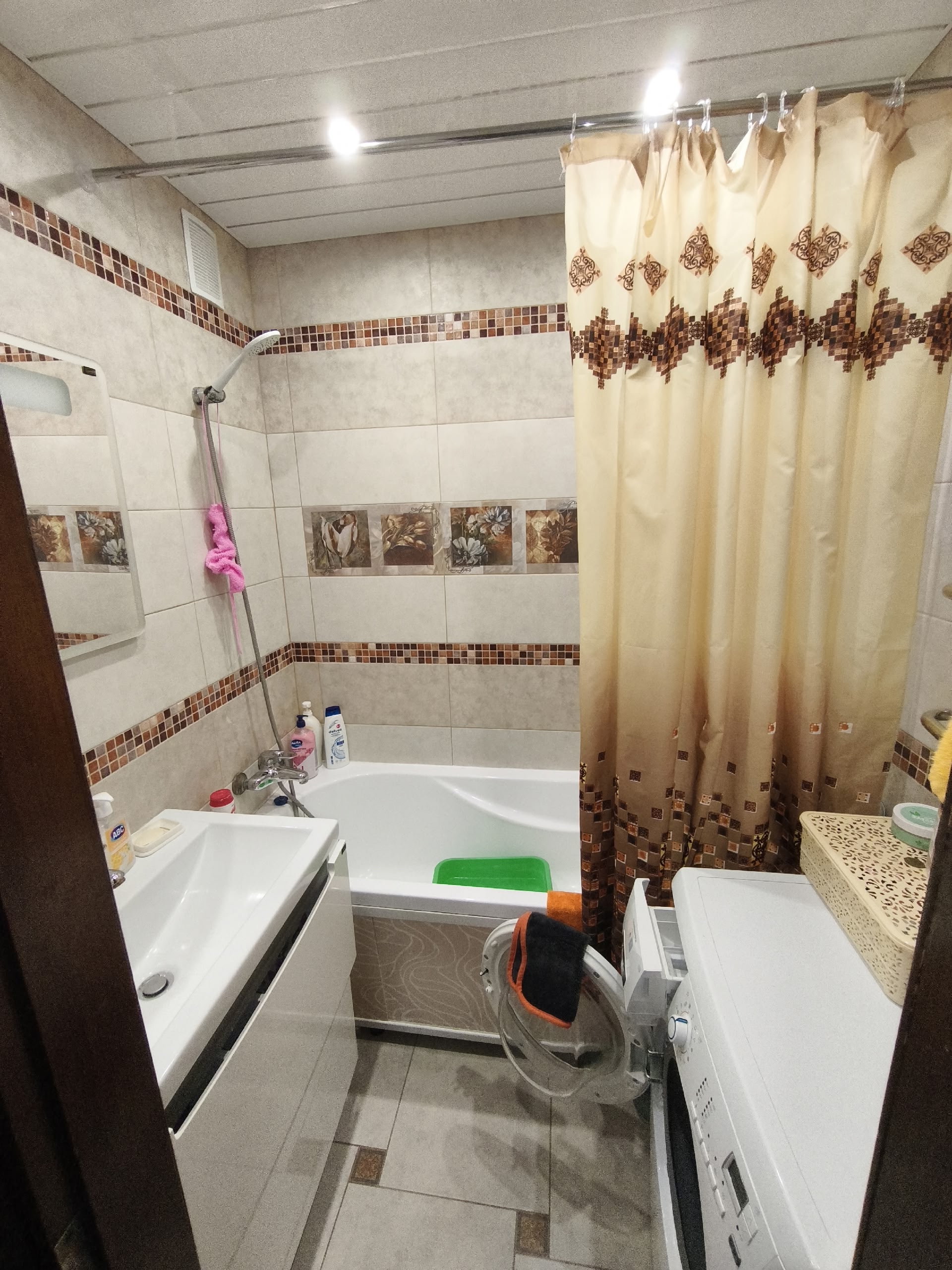 Сдам 2-х комн. кв Мирный. 5-й этаж из 9-ти. Одна комната проходная. Отличный ремонт, рядом магазины, супермаркеты, рынок и др Рядом Южноград, кольцо мирного. 30+ку Можно одному девушке, женщине, семейную пару. Строго без домашних животных. +79591332809...
