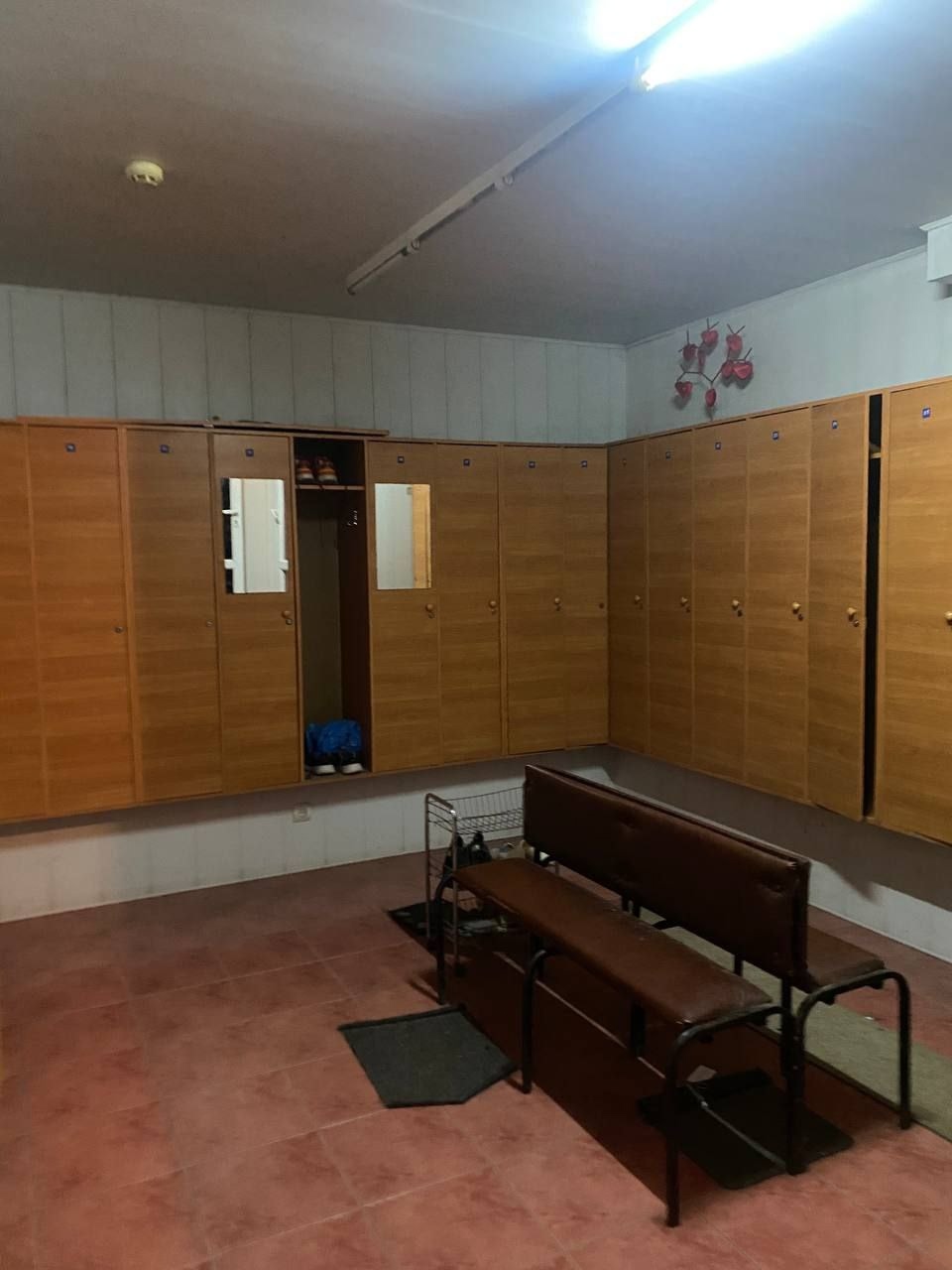 🏬 Продаётся помещение 206м2 ул.Оборонная, Ленинский рн, Луганск ✅Первая линия. Район ДК Строителей ✅Цокольный этаж. ✅Два входа. Основной и запасной. ✅Окна - м/пластик. ✅Два просторный зала по 69м2 и 63м2. ✅Два зала по 13,2м2 ✅Санузел, бойлерная. Тех комната. ✅Можно под любой вид деятельности. ✔ Есть место для...
