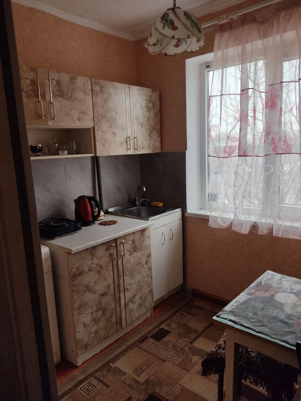 Сдам квартиру на длительный срок.1комн.р-н.Торговый центр.5эт.Есть отопление, бойлер, мебель, посуда, чистое постельное белье и полотенца, интернет, стиральная машина автомат,каб.тв.20000р.и коммунальные.+79592578218....