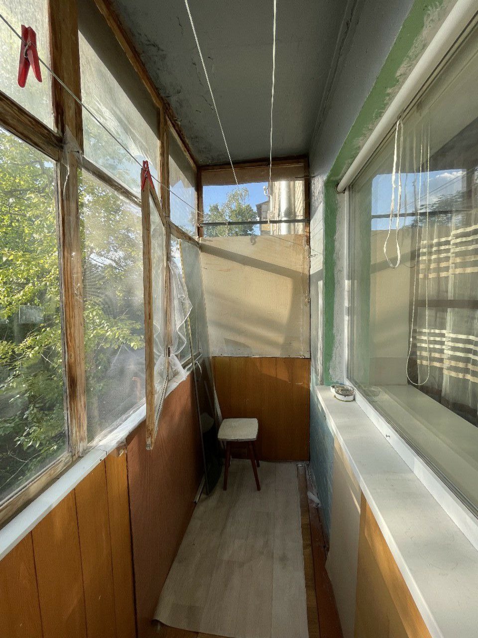 Продам 1-ком.кв. Луганск, ул. Геологическая 3/5 этаж. 32кв.м. Кирпичный дом. Не угловая. Совместный санузел, бойлер. Стояки, канализация, отопление - пластик. Есть кладовая.Новые радиаторы. Балкон застеклён. Окна м/п. Мебель частично, по договорённости. Рядом магазины, супермаркеты, аптека, школа, автобусная ...