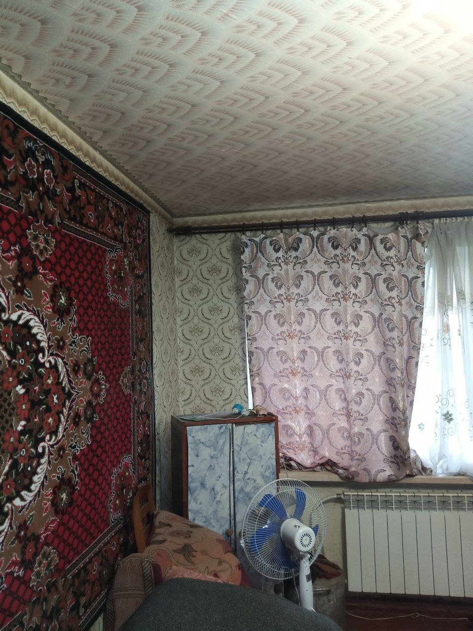 Продам 1- комнатную квартиру с АО. Артёмовский р-н, пгт Юбилейное, 1/5 эт. панельного дома (хрущёвка) Автономное отопление, напольный котёл, все разрешения и регистрация есть. Солнечная сторона. Металлопластиковые окна. Установлены счётчики воды, электричества, газа. Общая площадь 30.2 В шаговой доступности -...
