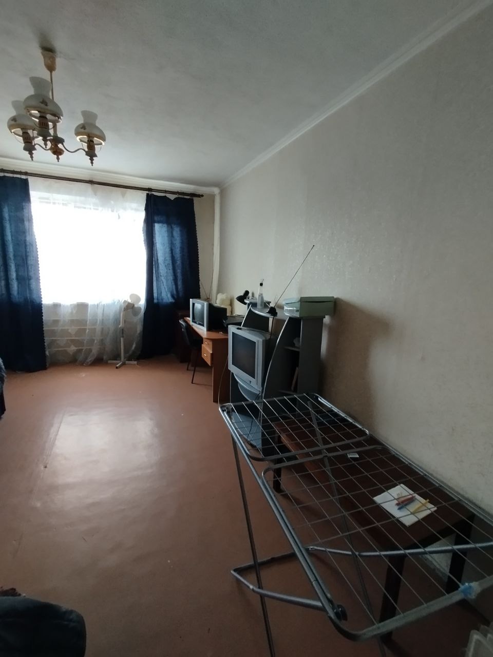 Продам 3-х комнатную квартиру на кв. Южный 9/9 эт. Дом кооперативный. Улучшенная планировка 70 кв. м. Квартира светлая и просторная, комнаты раздельные, м/п окна, с/у раздельные, балкон и лоджия, мебель и техника вся остаётся, лифт работает. Отличное месторасположение: школа, садик, магазины, транспорт. ✅ Цен...