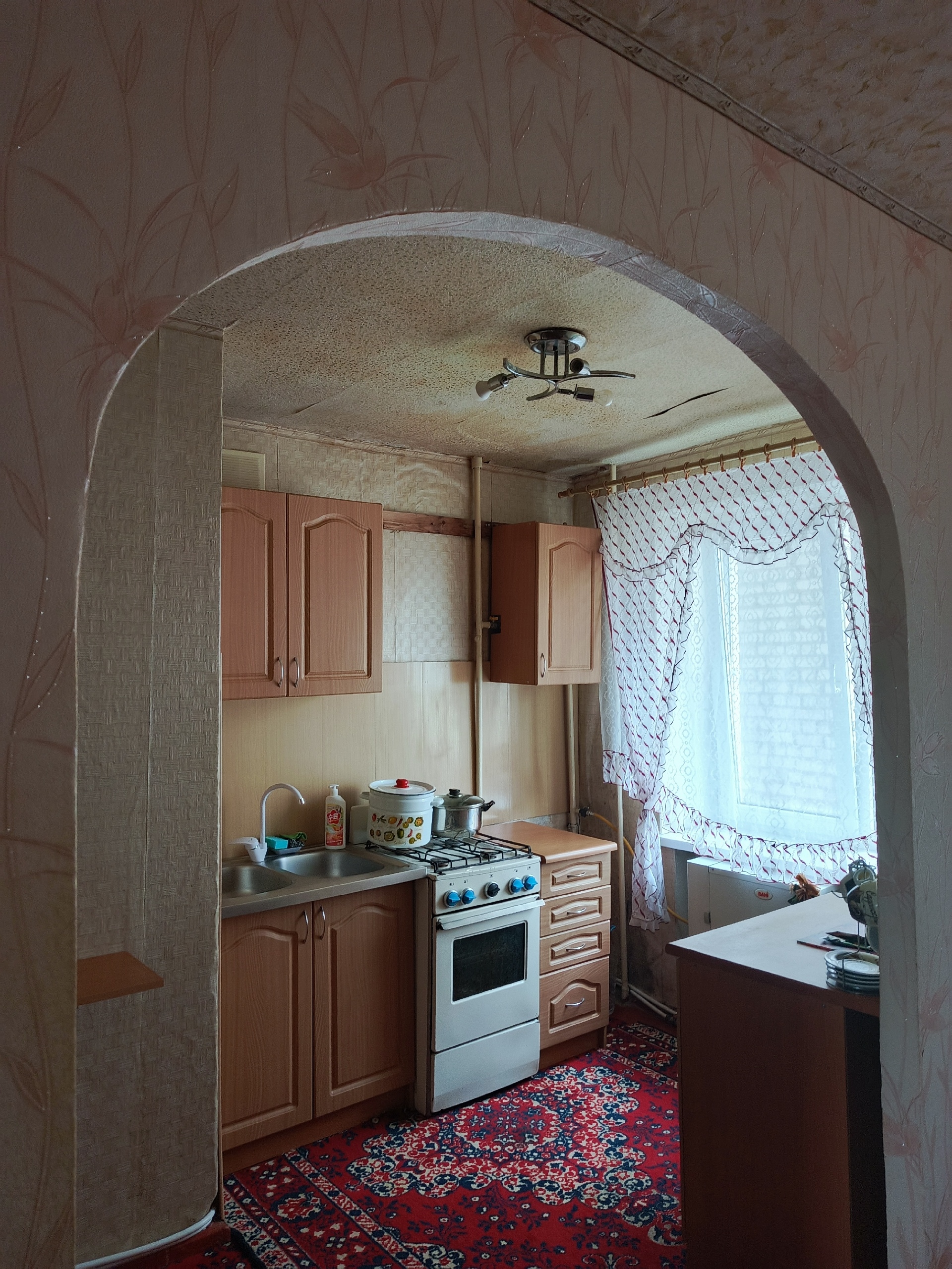 Продаётся 3-хкомн.кв-ра,г.Стаханов,ул.Курченко 22,65квм,6/9эт.дома,инд.отопление,пл.окна,мет.дверь,частично мебель, в жилом состоянии, документы готовы. Цена 2,2млн.руб,торг. т.+7(959) 133-69-89...