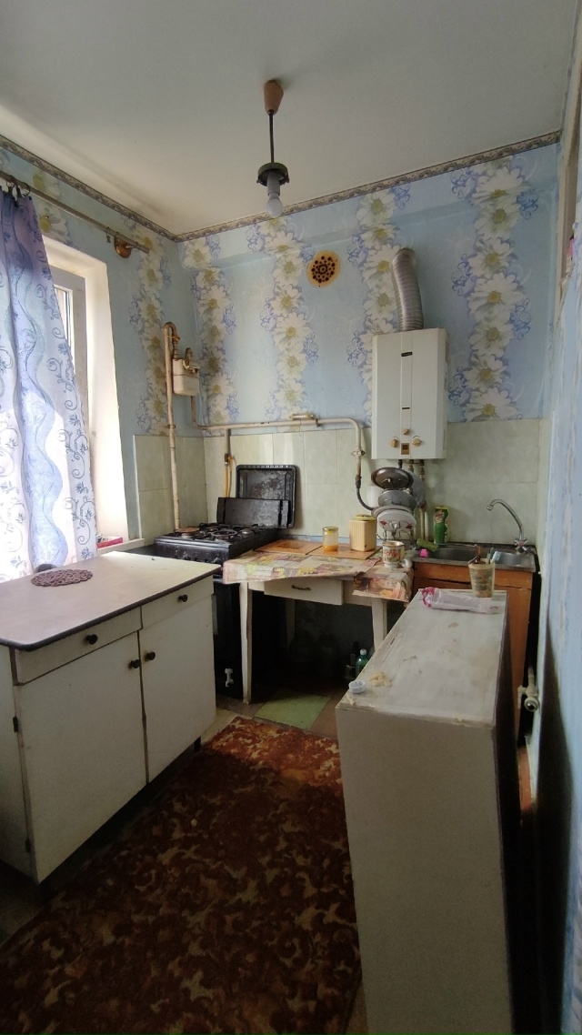 г. Алчевск Продается 1 комнатная квартира по улице Гмыри, район (6 школы), под ремонт. 5-й этаж/5-ти этажного дома. Общая площадь 29 кв.м., кухня 6 кв.м. МП окна, балкон остеклен (МП), газовая колонка. Квартира не угловая. Отопление центральное, санузел совмещён. Квартира без прописанных и долгов. 📂Документы ...