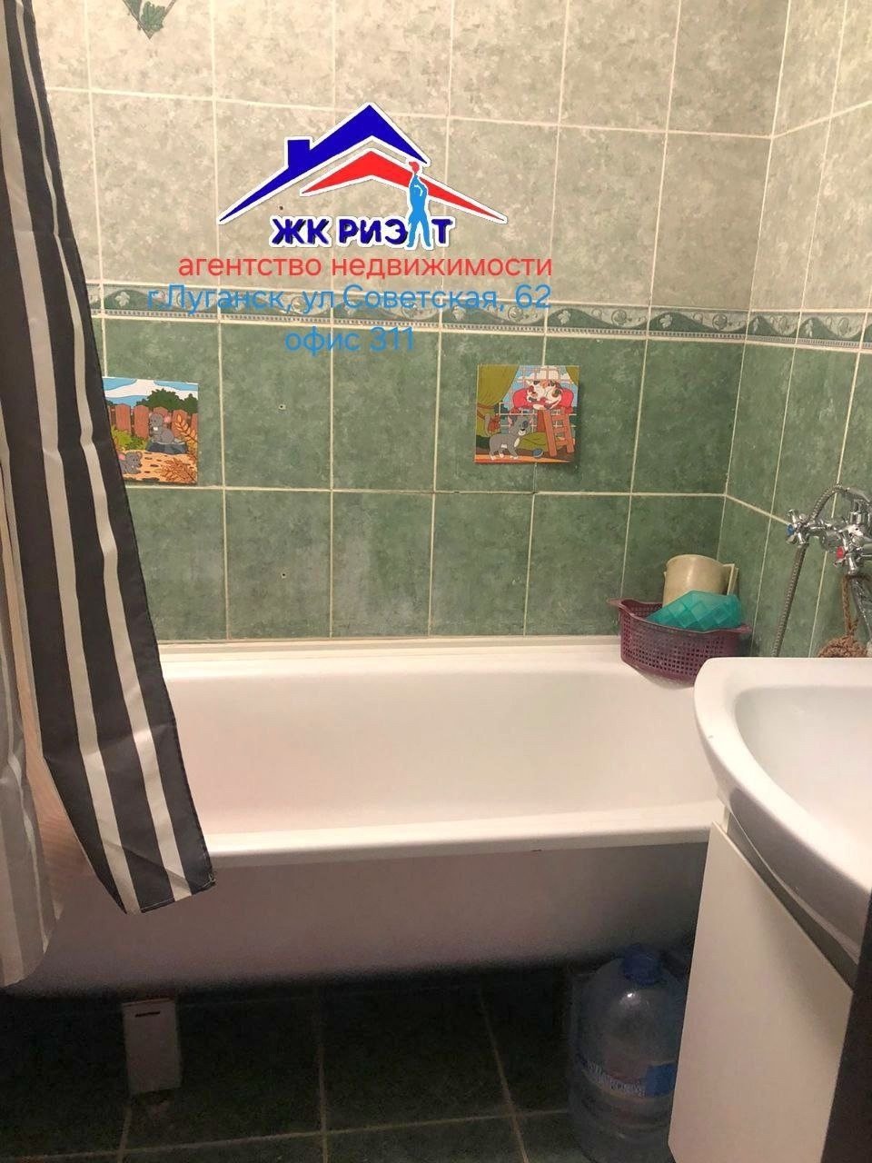 Продам большую 3-х комнатную квартиру на кв.Мирный г.Луганска. 🔸Расположена на 5/10 этаже панельного дома. 🔸Общая площадь - 70 м2. Комнаты изолированные площадью: 17,6 м2, 12,4 м2, 11,2 м2 . Кухня 7,2 м2. Большой коридор. Раздельный санузел. Застеклённые балкон и лоджия. Окна Пластик. Заменены стояки отоплени...